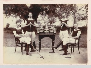 Polo-Team mit Trophäen