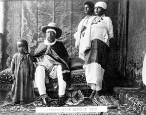 Porträt von Kaiser Menelik II. von Äthiopien (1844 - 1913) mit seiner Familie. von Unknown photographer