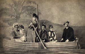 Porträt einer Familie mit einem Fotografen, inszeniert in einem Boot. Fotografie, Ende des 19. Jahrhunderts, Paris. Sammlung Selva.