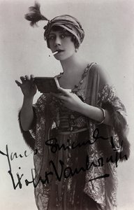 Porträt der englischen Schauspielerin Violet Vanbrugh, Postkarte von Unknown photographer