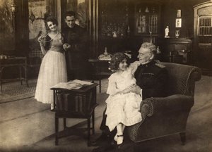 Porträt der Schauspielerin Cecyl Tryan am Set des Films "Spirale della morte" von 1918