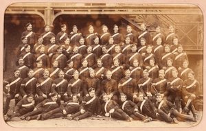 Soldaten der 1. (Royal) Dragoons in Stallkleidung, Aldershot von Unknown photographer