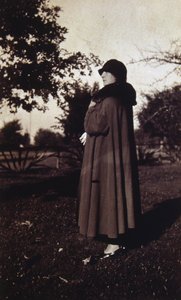Vintage-Fotografie einer französischen Frau mit Hut und Mantel, ca. 1920 (s/w Foto) von Unknown photographer