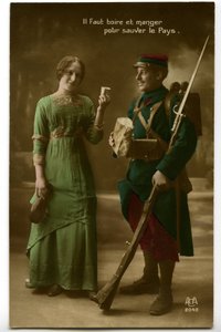 Krieg 1914 - 1918: Zeitgenössische Postkarte zeigt einen französischen Soldaten in blauer Uniform, der das Brot und den Wein von einer jungen Frau entgegennimmt: Trinken und essen, um das Land zu retten