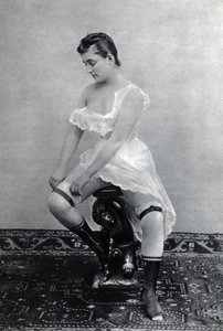 Frau in Unterwäsche (Deshabille) um 1885