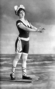 Frau im Badeanzug und Badeschuhen von Unknown photographer