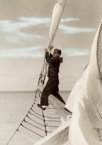 Marine, die den Bogen spannt