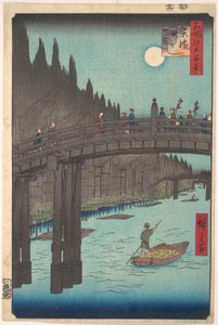 Vollmond über dem Kanal mit einer Brücke und riesigen Bambusstapeln am Ufer von Utagawa Hiroshige