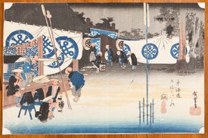 Seki. Frühe Abreise aus dem Gasthaus / Seki Honjin hayadachi, aus der Serie: Dreiundfünfzig Stationen der Tokaido-Straße / Tokaido gojusan tsugi no uchi von Utagawa Hiroshige
