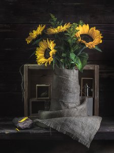 Rustikales Sonnenblumen-Stillleben