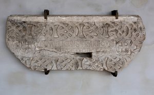 Stein mit Inschrift und Verzierungen