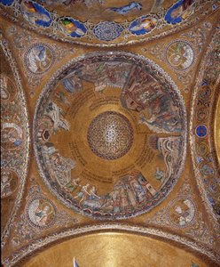Ansicht der Kuppel mit Mosaiken auf goldenem Hintergrund (romanischer und byzantinischer Stil), die das Leben von Moses darstellen. In den Pendentifs die vier Propheten Salomo, David, Sacharja, Maleachi. San Marco Basilika