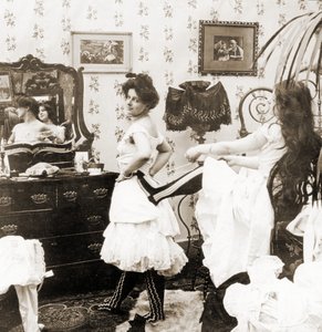 Stereoskopische Karte, die eine Frau zeigt, die in ein Korsett geschnürt wird, ca. 1900