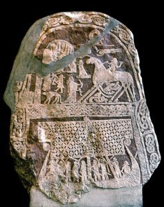 Runenstein mit Darstellung von Wotan (Odin) auf seinem achtbeinigen Pferd Sleipnir, der ein Wikingerschiff besteigt von Viking Viking