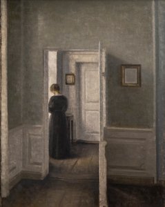 Innenraum mit einer stehenden Frau