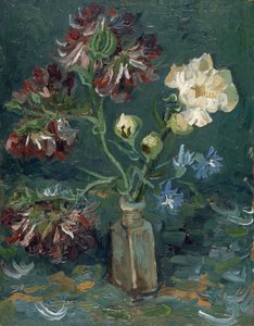 Flasche mit Pfingstrosen und blauen Rittersporn