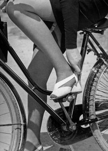 Auf einem Fahrrad, ca. 1960