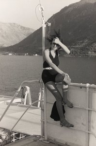 Porträt einer Frau an Bord eines Kreuzfahrtschiffs, aus dem Album 