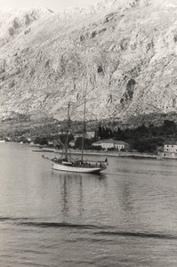 Das Segelboot des Herzogs von Aosta, vor der Küste von Kotor, Kroatien, aus dem Album 