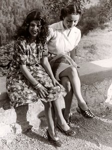 Zwei Mädchen auf einer Mauer sitzend, Italien, ca. 1940 von Vincenzo Balocchi