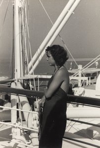 Frau an Bord des Kreuzfahrtschiffs 
