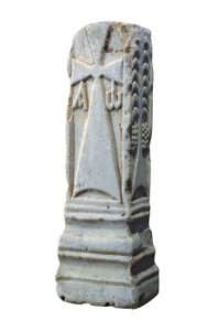 Altarstein mit den christlichen Symbolen Chrismon, Alpha und Omega, 7. Jahrhundert (Stein) von Visigothic