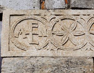 Detail der Westfassade der Kirche Santa Maria de Lara, Quintanilla de las Viñas, Spanien, 7. Jahrhundert n. Chr. (Steinrelief) von Visigothic