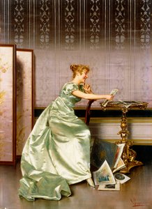 Eine elegante Dame bewundert ein Portfolio von Drucken