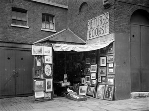 Gerahmte Bilder vor einem Antiquariat und Bilderladen, London, 1933