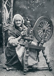 Eine alte irische Frau an ihrem Spinnrad, 1912