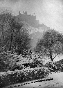 Edinburgh Castle im Schnee, von Princes Street Gardens, Schottland, 1924-1926