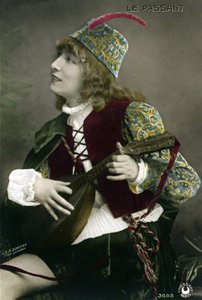 Henriette Rosine Bernard alias Sarah Bernhardt (1844-1923) als Troubadour Zanetto, spielt Laute in François Coppées Stück „Le passer“ (Foto)