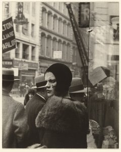 Mädchen in der Fulton Street, New York von Walker Evans