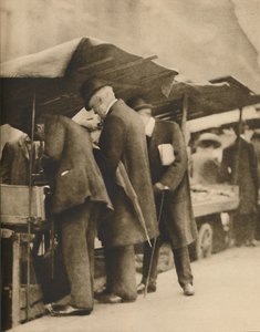 An einem der Buchstände des Farringdon Road Marktes, ca. 1935 von Walter Benington