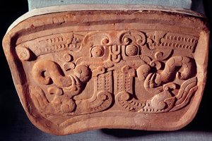 Originalmodell der Taotie-Maske aus Terrakotta. Taotie ist einer der 9 Drachen der chinesischen Mythologie. Hergestellt in der Zeit der kämpfenden Königreiche (475-221 v. Chr.), China von Warring States period Chinese School
