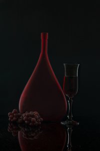 Elegantes Rotes Wein-Stillleben von Wendy Xu