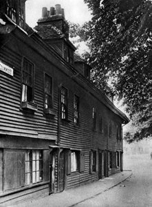 Ein altes Holzhaus in der Collingwood Street, London, 1926-1927