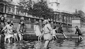 Kinder planschen in den Brunnen am Trafalgar Square, London, 1926-1927