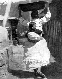 Eine koreanische Frau trägt ein Baby auf ihrem Rücken, 1936