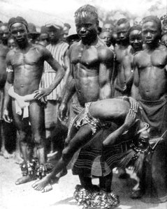 Ein Yafouba-Stammesangehöriger jongliert mit einem Mädchen, Elfenbeinküste, Westafrika, 1936