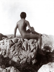 Junger Mann auf einem Felsen posierend von Wilhelm Baron von Gloeden