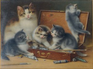 Mutterkatze und ihre Kätzchen spielen in einer Malbox