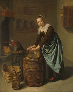 Frau, die ein Gefäß scheuert