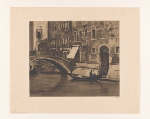 Gondel bei einer Brücke über einen Kanal in Venedig