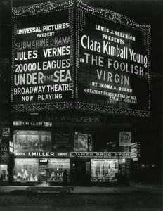 1554 Broadway an der 46th Street, I. Miller Shoes; James Drug Store, und große beleuchtete Kinomarkisen darüber