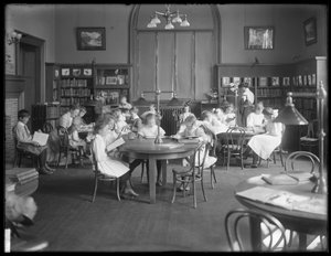 Kinder lesen im Lesesaal einer nicht identifizierten Filiale der Queens Borough Public Library, ca. 1910