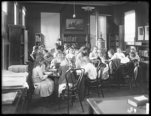 Kinder lesen im Lesesaal einer nicht identifizierten Filiale der Queens Borough Public Library, ca. 1910 von William Davis Hassler