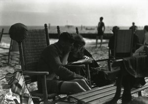 Paar liest am Strand, Coney Island, ca. 1910-21