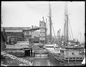 Docks und Boote an einem nicht identifizierten Ufer, möglicherweise Harlem River, Inwood, New York, ca. 1910