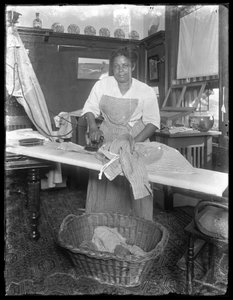 Emma bügelt in der Hassler-Wohnung in der Vermilyea Avenue 150, New York City, 3. Juli 1913